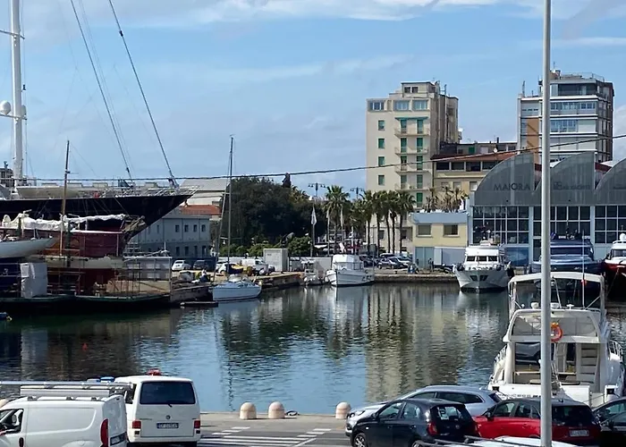 לינה וארוחת בוקר Valentina Versilia 4*